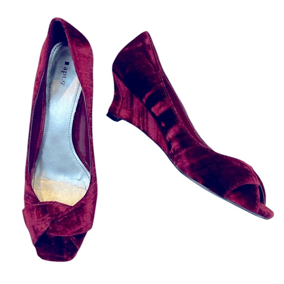 apt. 9 Stunner Red Velvet Heels Burgundy Peep-Toe Twist Wedge Size 8.5 - Picture 1 of 12